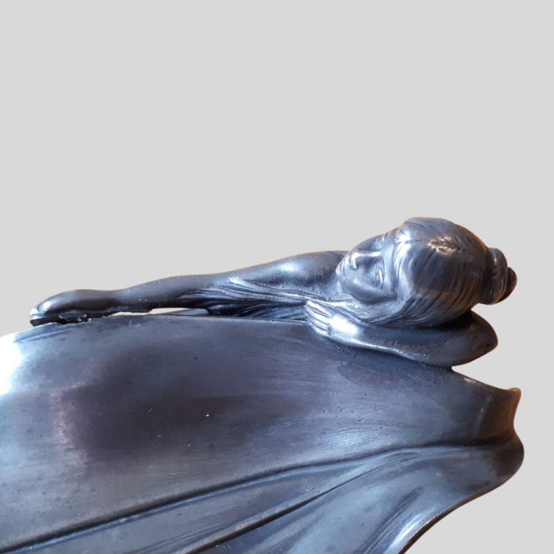 Antique and vintage art nouveau are one of the best Christmas gift ideas for your mum or wife in 2025