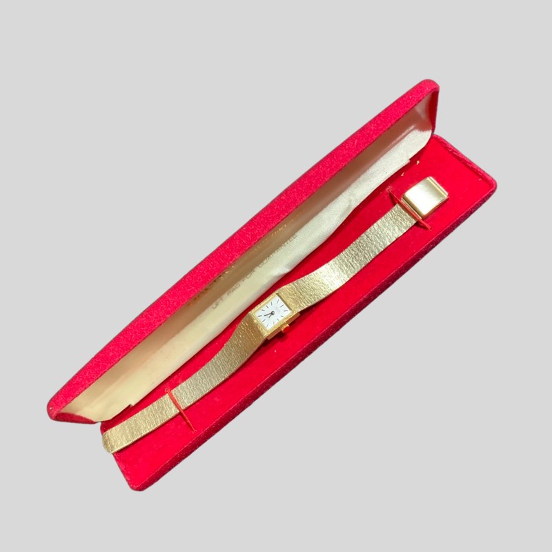 Antique and vintage ladies wristwatches are one of the best Christmas gift ideas for your mum or wife in 2025