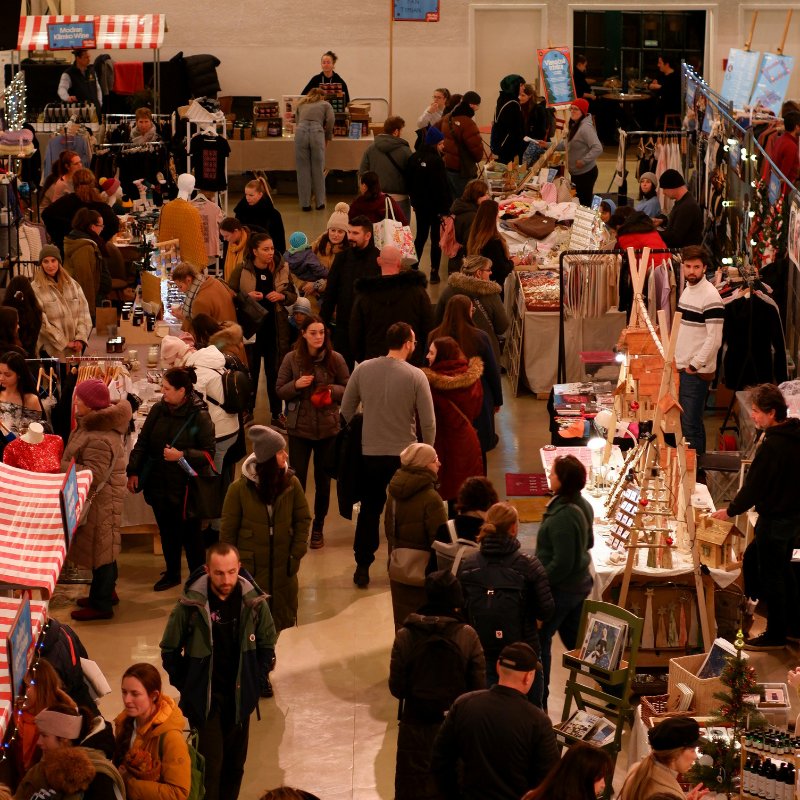 Avoid the crowds at Christmas by doing your gift shopping online with antiques.co.uk