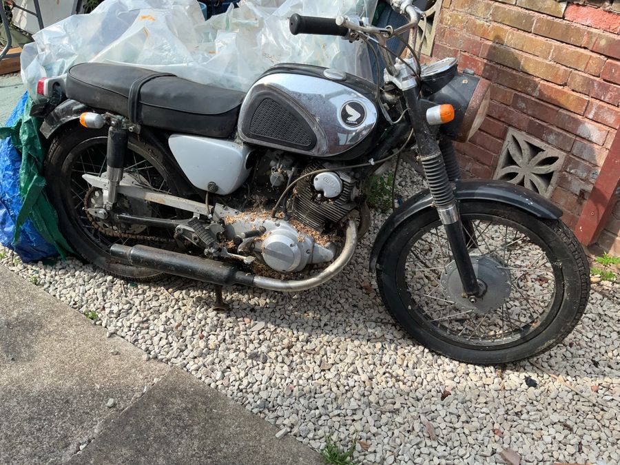 ANTIQUE CLASSIC CARS AND AUTOMEMORABILIA