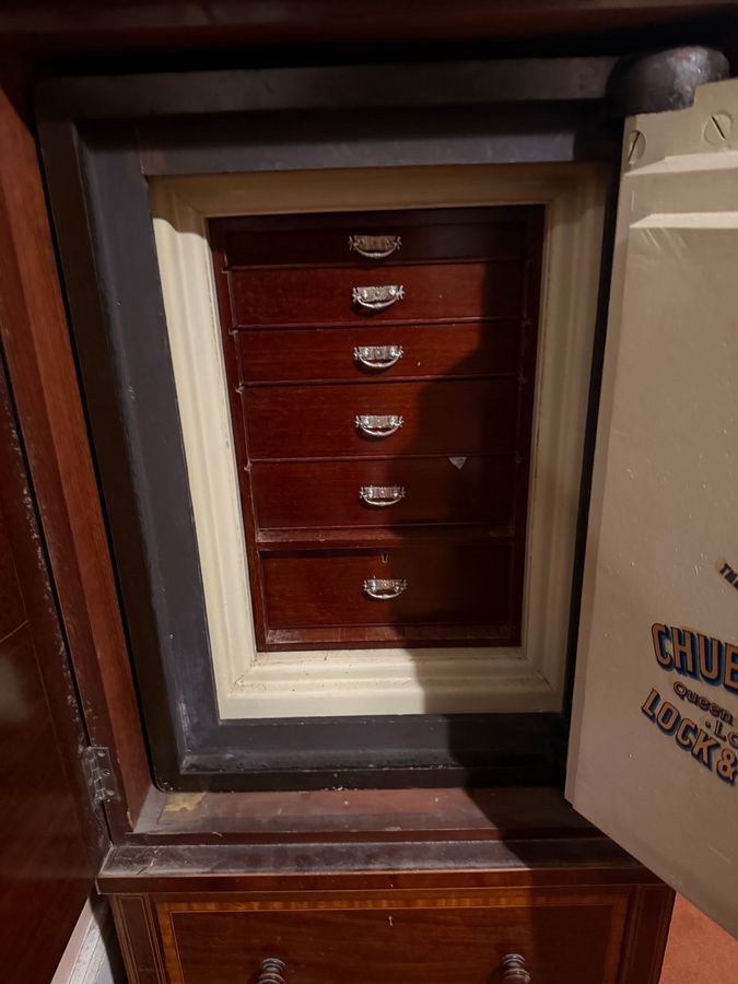 ANTIQUE COLLECTIBLES